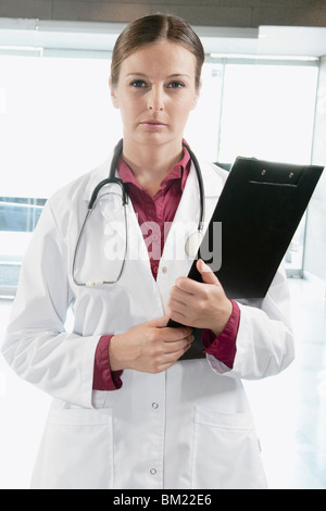Portrait of a female doctor holding un presse-papiers Banque D'Images