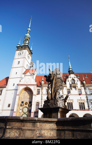 Hercules fontaine en face de l'Hôtel de ville dans la région de Squrae (Horni Namesti), Olomouc, en Moravie, République Tchèque, Europe Banque D'Images