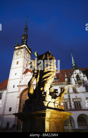 Hercules' fontaine en face de l'hôtel de ville dans la région de Square (Horni Namesti) au crépuscule, Olomouc, en Moravie, République Tchèque, Europe Banque D'Images