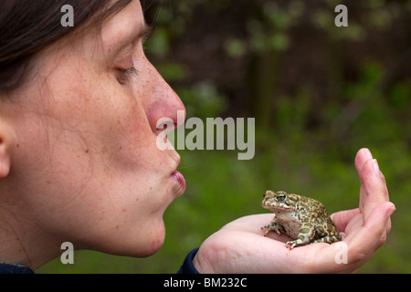 Woman kissing'Crapaud vert (Bufo viridis / Pseudepidalea virdis), Autriche Banque D'Images