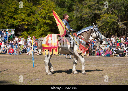 Gainesville FL - Jan 2009 - homme habillé comme Knight détient un drapeau tout en cheval sur le champ de joute à Hoggetowne Faire médiévale Banque D'Images