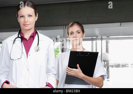 Portrait de deux femmes médecins Banque D'Images