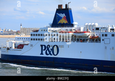 P&O Ferries, la fierté de la Bourgogne, de quitter Calais. Banque D'Images