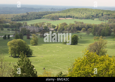 Vue depuis la porte de Heaven vers la maison de Longleat du domaine de Longleat, Wiltshire, Angleterre, Royaume-Uni Banque D'Images