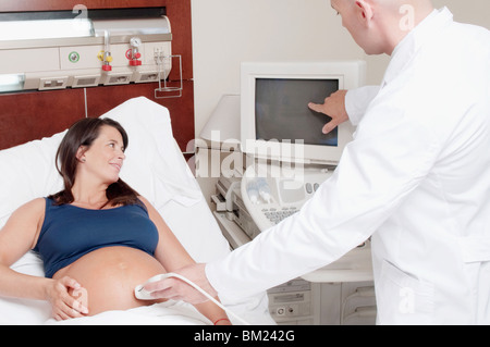 Femme enceinte en passant par une échographie Banque D'Images