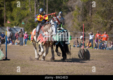 Gainesville FL - Jan 2009 - Deux hommes habillés comme des chevaliers de se croiser au cours de la démonstration de joutes médiévales sur champ à Faire Banque D'Images