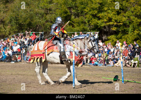 Gainesville FL - Jan 2009 - homme habillé en chevalier avec broken lance sur le terrain de joute à Hoggetowne Faire médiévale Banque D'Images