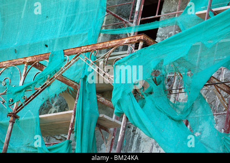Rénovation maison abandonnée. Vintage métal rouillé remise et débris d'échafaudage déchiré la compensation. Banque D'Images