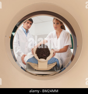 Médecin et l'infirmier la préparation d'un patient pour IRM Banque D'Images