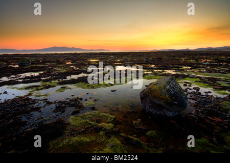 Coucher de soleil sur la plage d'Ardrossan vu de l'Arran Banque D'Images