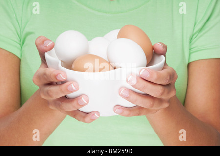 Close-up of a woman holding un bol d'œufs Banque D'Images