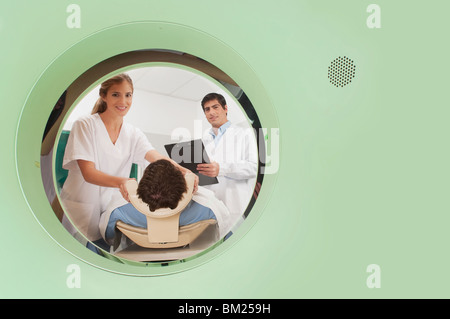 Médecin et l'infirmier la préparation d'un patient pour IRM Banque D'Images