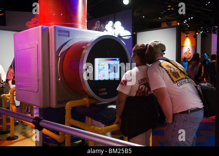 Kissimmee, FL - Jan 2009 - Les clients utilisent l'équipement Kodak pour prendre des photos d'eux-mêmes à Walt Disney World, Epcot Center Banque D'Images