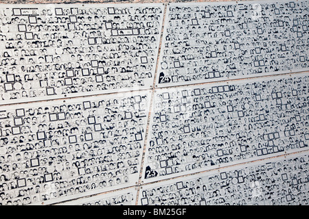 Kissimmee, FL - Jan 2009 - Murs de petites photos et avis des clients à l'intérieur de l'entrée de Walt Disney World, Epcot Center Banque D'Images