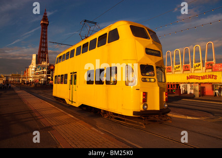 Tramway à impériale et la tour de Blackpool, Blackpool, Lancashire, Angleterre, Royaume-Uni, Europe Banque D'Images