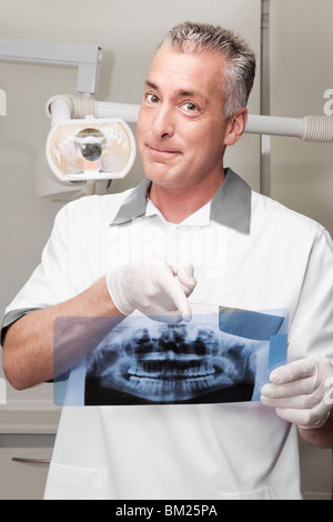 Dentiste l'examen d'une X-Ray report Banque D'Images