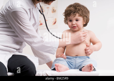 Femme Médecin examinant un baby boy with a stethoscope Banque D'Images