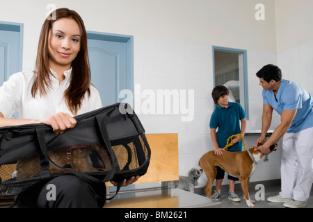 Animaux domestiques avec leurs propriétaires dans un hôpital vétérinaire Banque D'Images