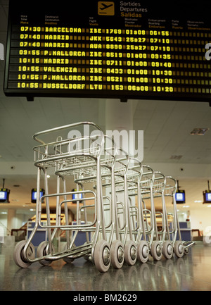 Dans la zone des départs des chariots à bagages, l'aéroport d'Ibiza, Espagne, Europe Banque D'Images