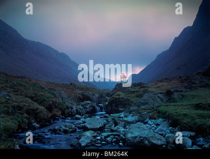 Le cycliste vtt, Honister Pass, le Lake District, Cumbria, Angleterre, Royaume-Uni, Europe Banque D'Images