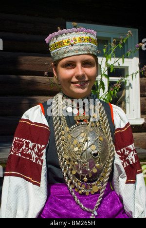 Habillé traditionnellement Setu femme d'une tribu locale dans le sud-est de l'Estonie, l'Estonie, pays Baltes, Europe Banque D'Images