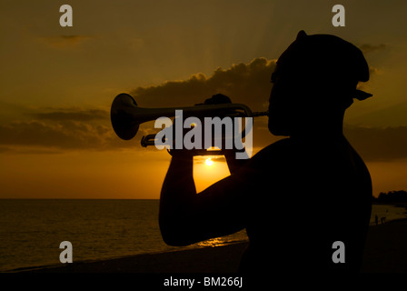 Acteur jouant de la trompette au coucher du soleil, Trinidad, Cuba, Antilles, Amérique Centrale Banque D'Images