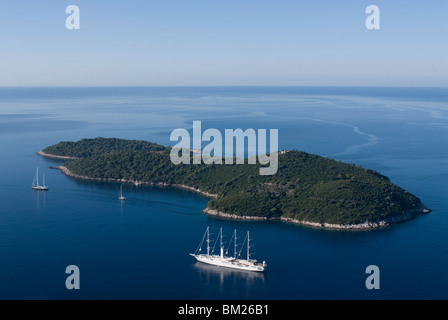 Location de bateau à tour de l'île de Lokrum, partie les îles Élaphites, près de Dubrovnik, Croatie, Europe Banque D'Images