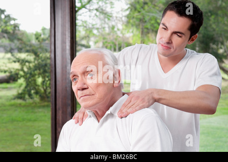 Massothérapeute le massage du cou d'un homme Banque D'Images