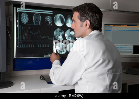 Médecin examinant le rapport de l'IRM Banque D'Images