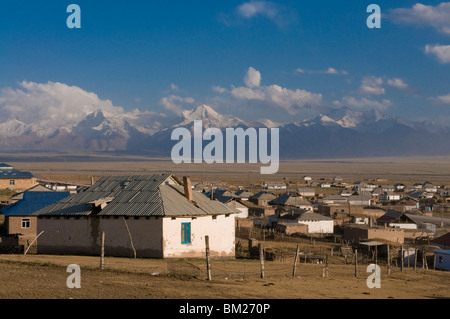 Sary Tash avec montagnes en arrière-plan, le Kirghizistan, l'Asie centrale Banque D'Images