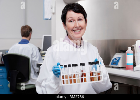 Female doctor holding medical des échantillons dans un laboratoire Banque D'Images