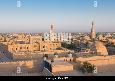 Donnant sur la ville, les mosquées et les medressas à Ichon Qala Forteresse, Khiva, Ouzbékistan, l'Asie centrale Banque D'Images