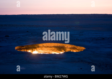 Darvaza, cratère de gaz du Turkménistan, de l'Asie centrale, d'Asie Banque D'Images