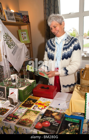 Royaume-uni, Angleterre, Herefordshire, Putley, Big Apple Event, bénévole manning fabrication du cidre book stall Banque D'Images