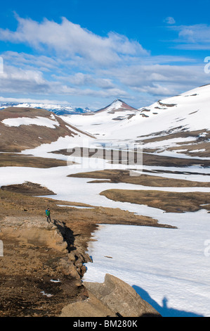 Les marcheurs dans paysage de montagnes couvertes de glace, Parc National Snaefellsjokull, Islande, régions polaires Banque D'Images