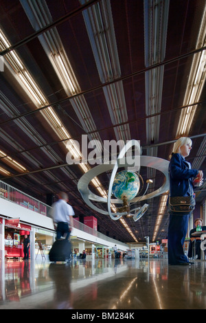 Globe avec le temps du monde, l'aéroport d'Orly, Paris, France Banque D'Images