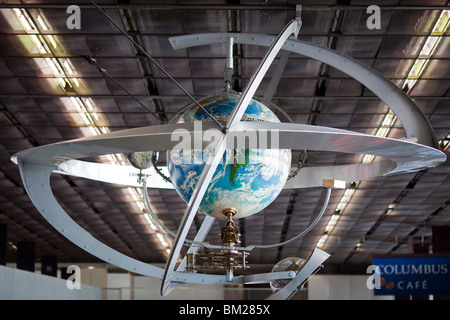 Globe avec le temps du monde, l'aéroport d'Orly, Paris, France Banque D'Images