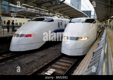 Les trains Shinkansen, le série 300 en attente à la gare de Tokyo, Tokyo, Japon Banque D'Images