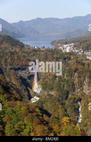 Le lac Chuzenji et chutes Kegon, 97m de haut, Nikko, Honshu, Japan Banque D'Images