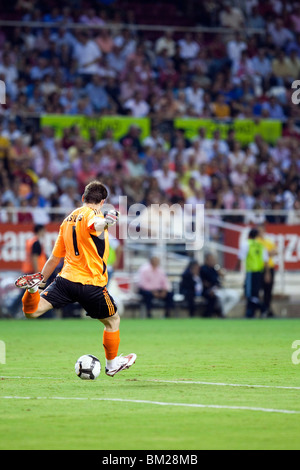 Iker Casillas sur le point d'exécuter un coup de pied de but. Banque D'Images