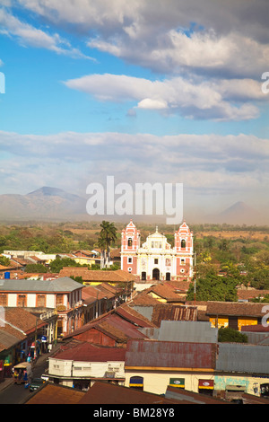 Vue depuis la cathédrale de Leon à la recherche sur les toits vers Iglesia Dulce Nombre de Jesus El Calvario, Leon, Nicaragua Banque D'Images