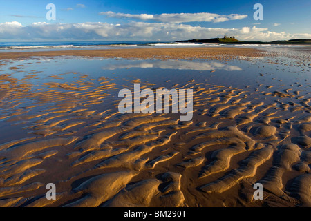 Vue sur baie Embleton à marée basse vers les ruines du château de Dunstanburgh, près de Alnwick, Northumberland, Angleterre Banque D'Images