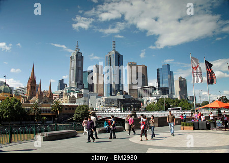 Les touristes sur les toits de Melbourne Southbank et avec la gare de Flinders Street et les tours de la Cathédrale St Paul, l'Australie Banque D'Images