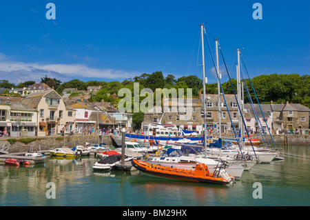 Les boutiques touristiques occupé, de petits bateaux et yachts à marée haute dans le port de Padstow, Padstow, North Cornwall, UK Banque D'Images