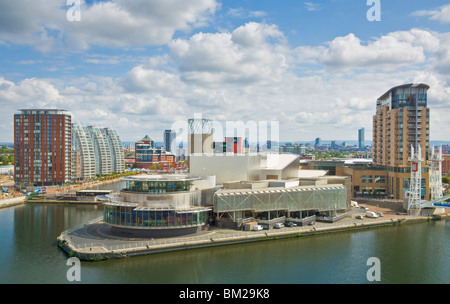 Vue sur le Lowry Centre, appartements et de nouveaux travaux de construction bâtiment à Salford Quays Pier 8, Manchester, UK Banque D'Images