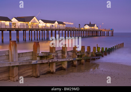 Southwold pier et épi en bois au coucher du soleil, Southwold, Suffolk, UK Banque D'Images