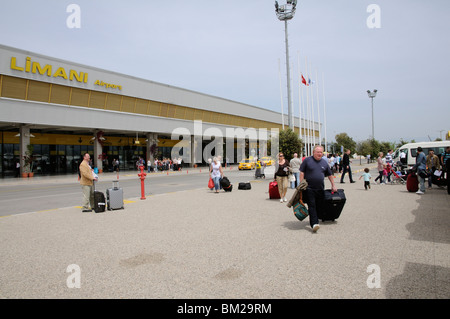 L'aéroport de Milas Bodrum Hava Limani extérieur de l'immeuble dans la région côtière de la mer Égée de la Turquie Banque D'Images