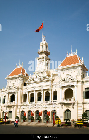 L'ancien Hôtel de Ville d'époque française aujourd'hui étant le comité des peuples en s'appuyant sur Le Thanh Ton Street dans le centre-ville de Saigon Banque D'Images