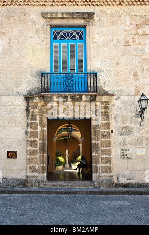 Entrée de la Casa del Conde de Casa Bayona, maintenant le Musée d'art colonial, la Plaza de la Catedral, La Vieille Havane, Cuba Banque D'Images