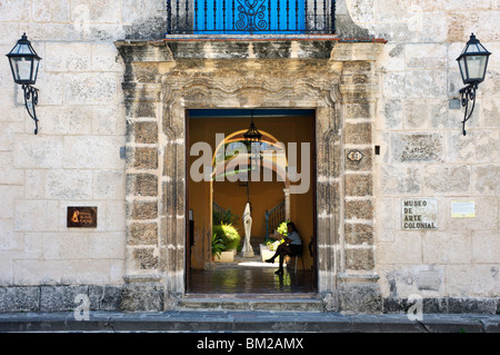 Entrée de la Casa del Conde de Casa Bayona, maintenant le Musée d'art colonial, la Plaza de la Catedral, La Vieille Havane, Cuba Banque D'Images